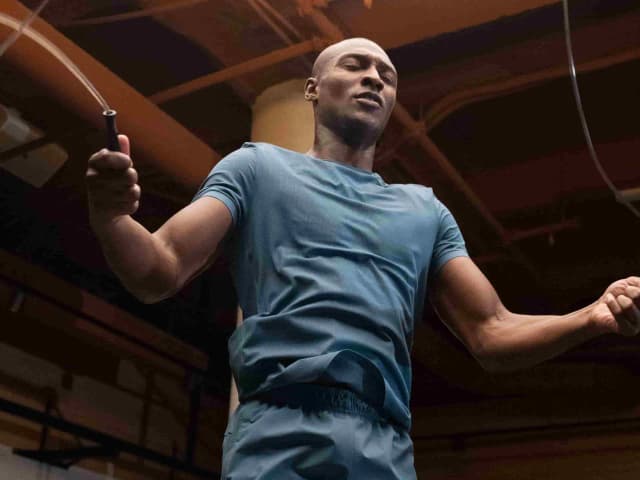 La mejor ropa para el gimnasio hombre que mejora tu rendimiento y comodidad La mejor ropa para el gimnasio hombre que mejora tu rendimiento y comodidad